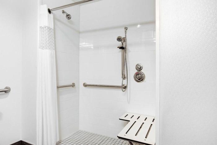 hampton inn and suites manchester