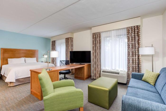 hampton inn and suites manchester