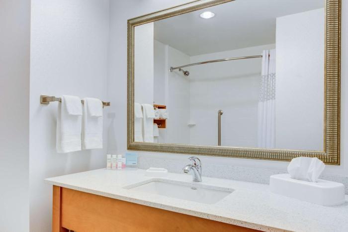hampton inn and suites manchester