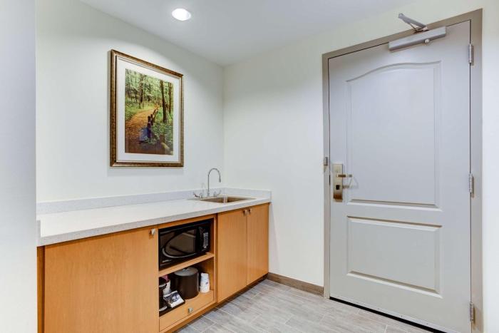 hampton inn and suites manchester