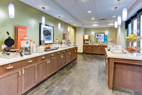 hampton inn and suites manchester
