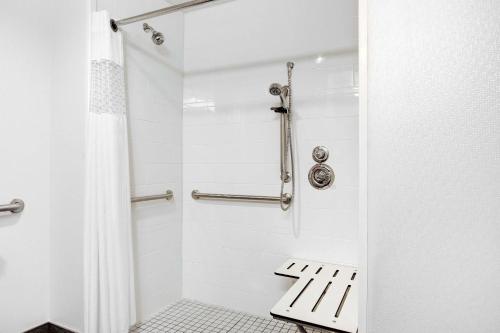 hampton inn and suites manchester