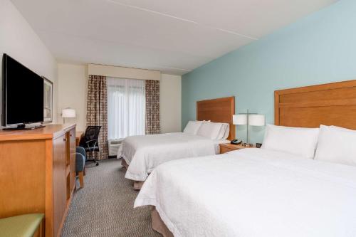 hampton inn and suites manchester
