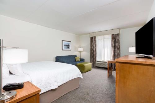hampton inn and suites manchester