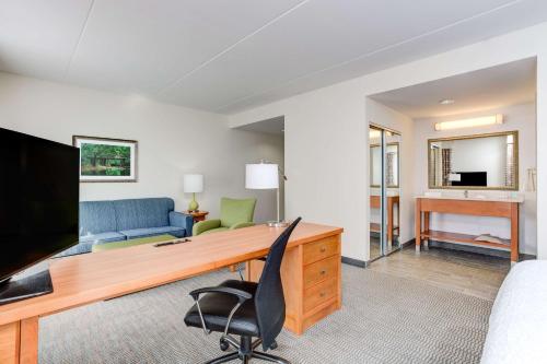 hampton inn and suites manchester