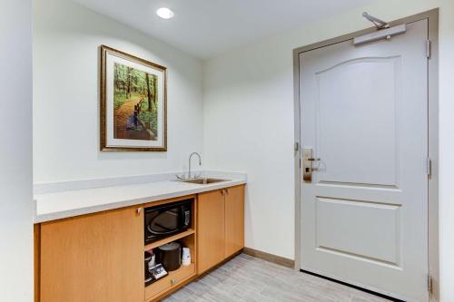 hampton inn and suites manchester