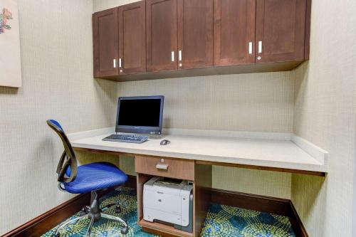 hampton inn and suites manchester