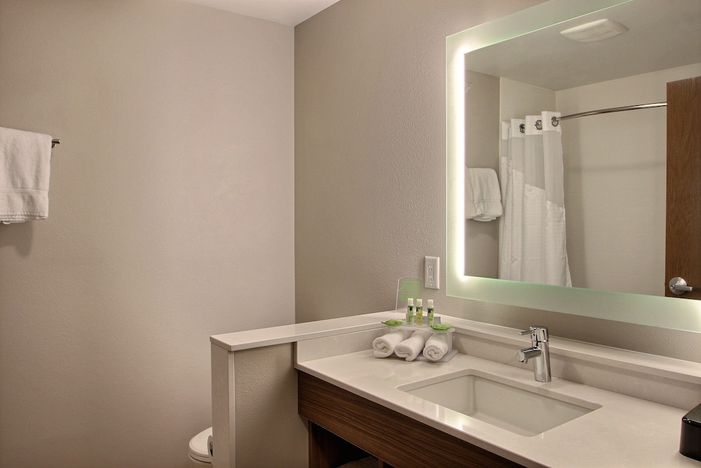 holiday inn express and suites fond du lac by ihg