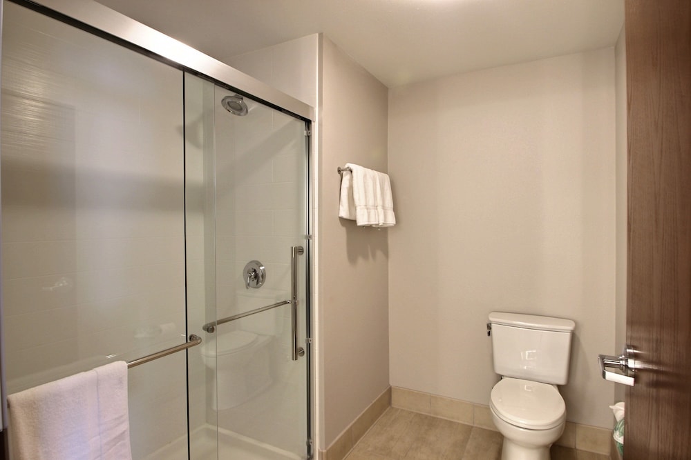 holiday inn express and suites fond du lac by ihg