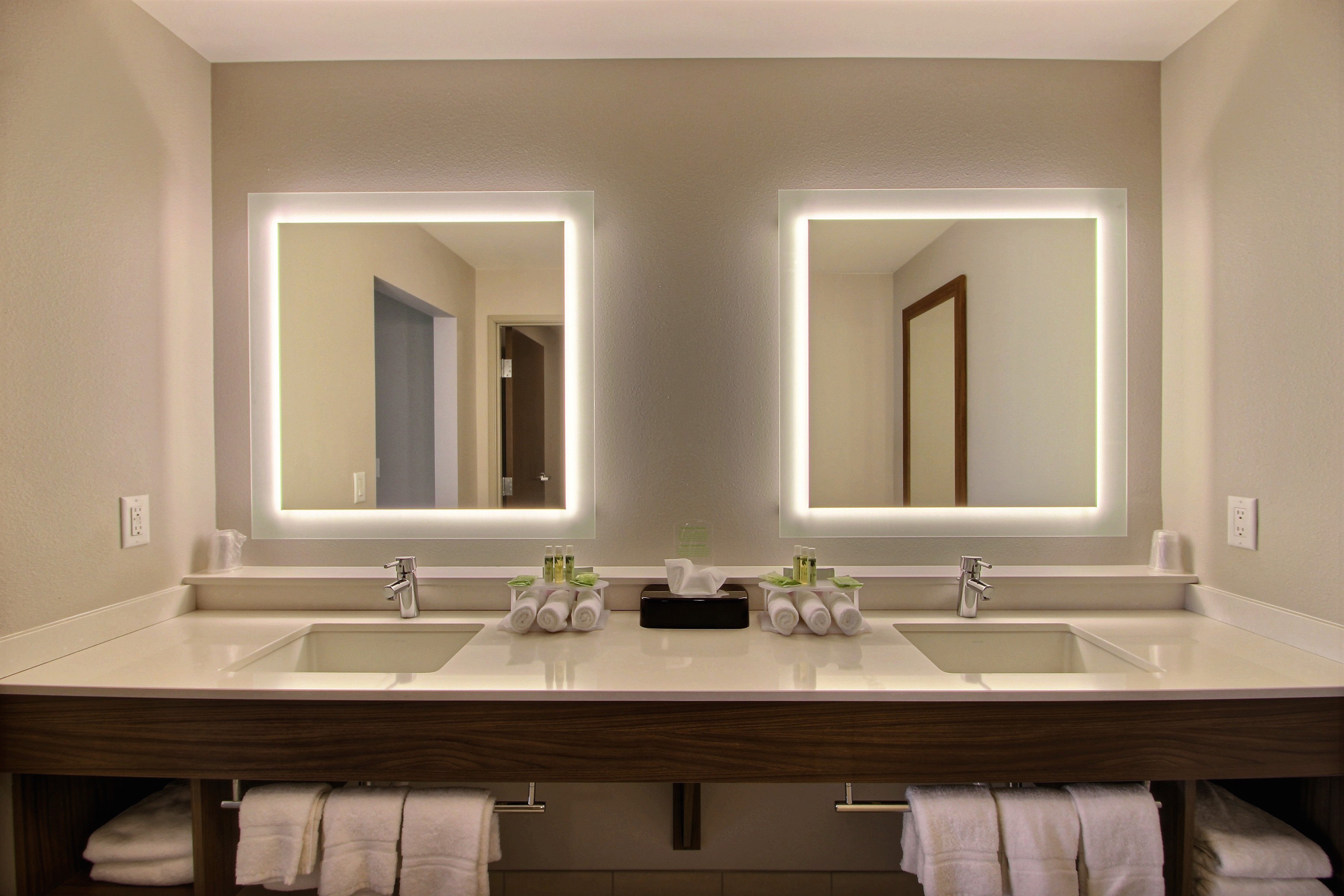 holiday inn express and suites fond du lac by ihg