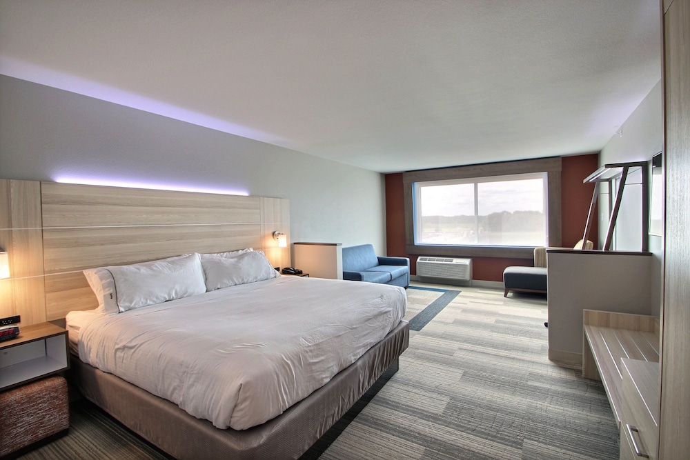 holiday inn express and suites fond du lac by ihg