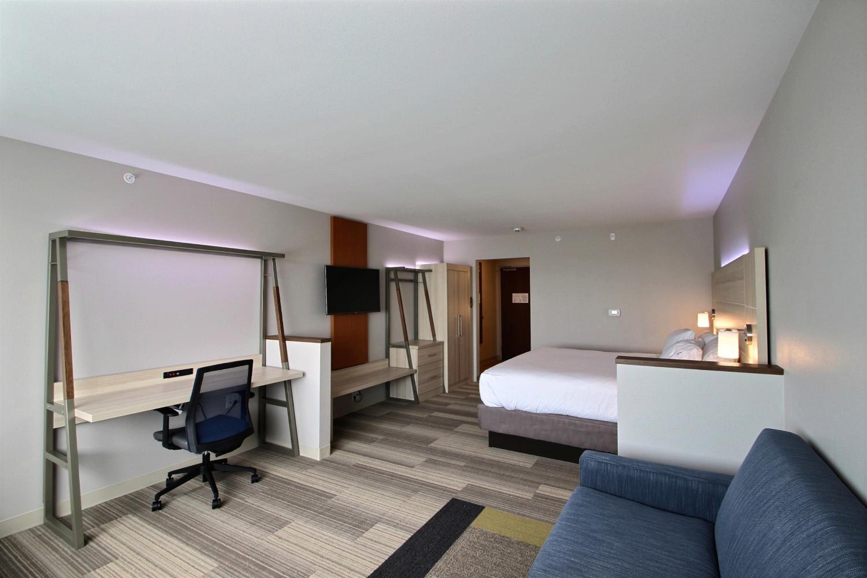 holiday inn express and suites fond du lac by ihg