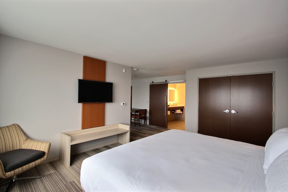 holiday inn express and suites fond du lac by ihg