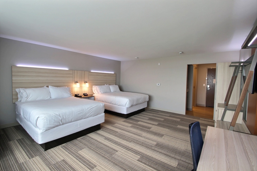 holiday inn express and suites fond du lac by ihg