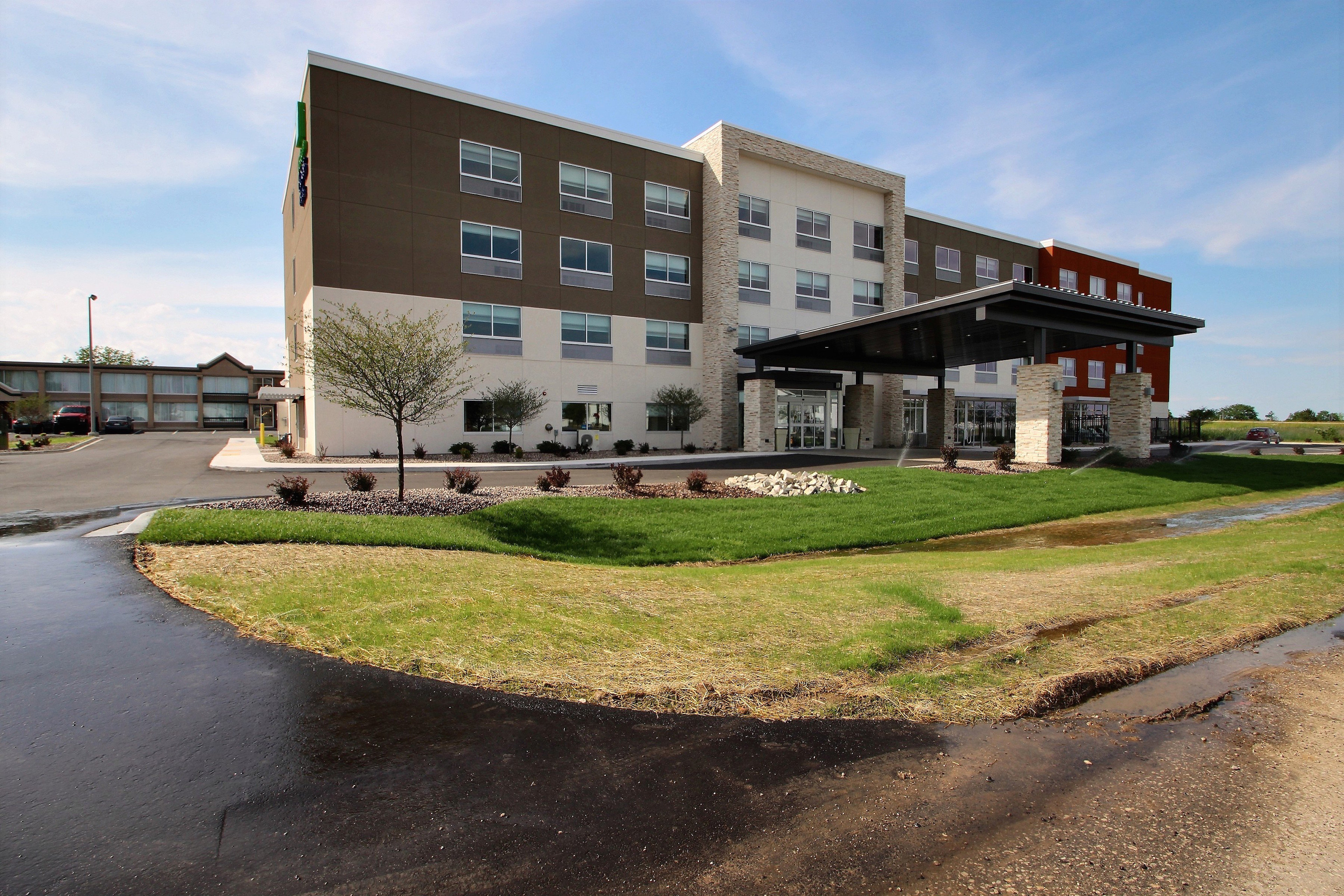 holiday inn express and suites fond du lac by ihg