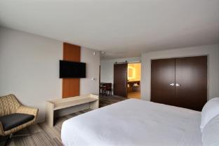 holiday inn express and suites fond du lac by ihg