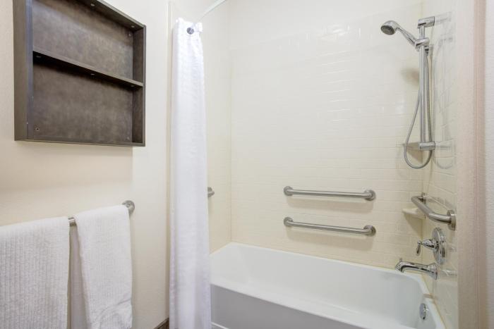 candlewood suites cut off by ihg