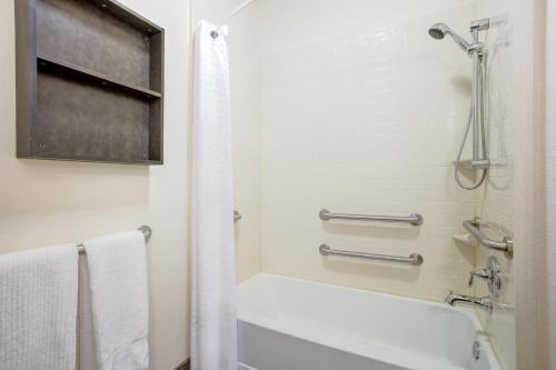 candlewood suites cut off by ihg