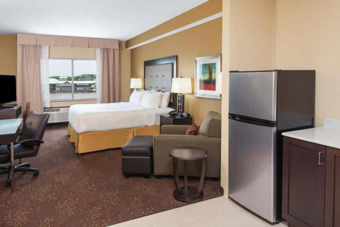 holiday inn express and suites sandusky by ihg