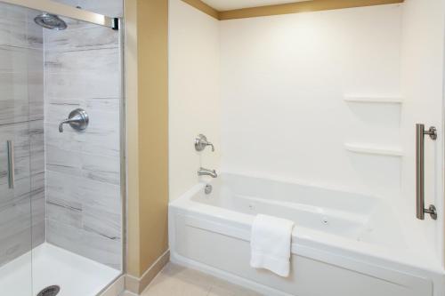 holiday inn express and suites sandusky by ihg