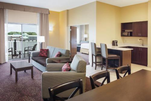 holiday inn express and suites sandusky by ihg