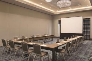 embassy suites by hilton the woodlands at hughes landing