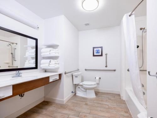 flag point inn and suites pratt by fairbridge