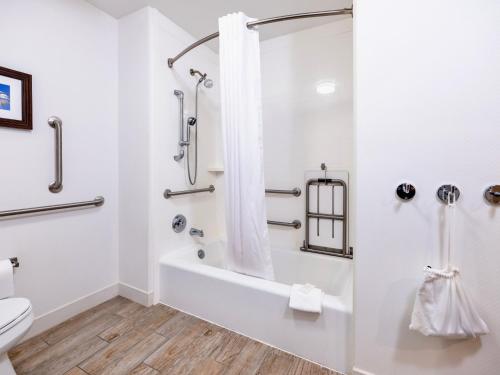flag point inn and suites pratt by fairbridge