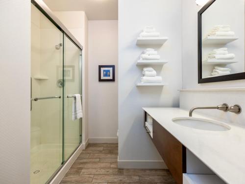 flag point inn and suites pratt by fairbridge
