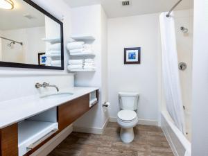 flag point inn and suites pratt by fairbridge