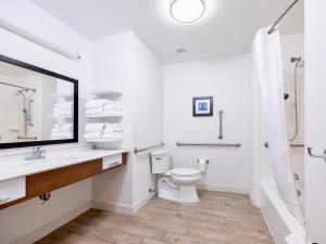 flag point inn and suites pratt by fairbridge