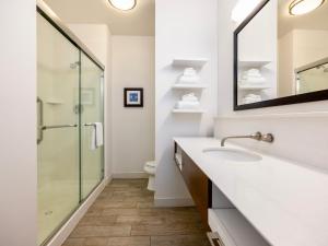 flag point inn and suites pratt by fairbridge
