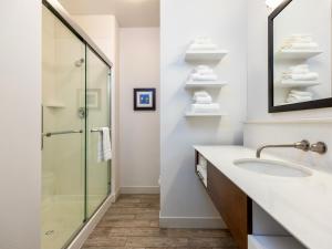 flag point inn and suites pratt by fairbridge