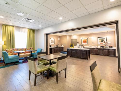 flag point inn and suites pratt by fairbridge