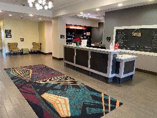flag point inn and suites pratt by fairbridge