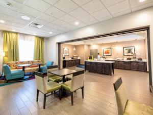 flag point inn and suites pratt by fairbridge