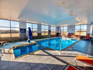 flag point inn and suites pratt by fairbridge