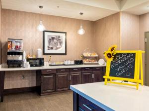 flag point inn and suites pratt by fairbridge