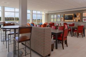 holiday inn express and suites trinity by ihg