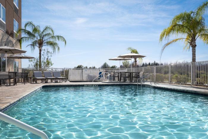 holiday inn express and suites trinity by ihg