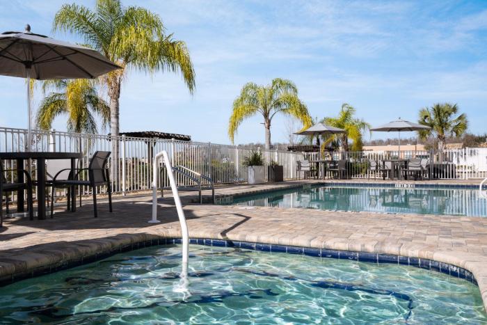 holiday inn express and suites trinity by ihg