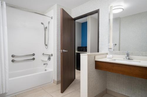 holiday inn express and suites trinity by ihg