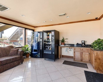 Rodeway Inn,Near Pasadena Little Theatre,2 star