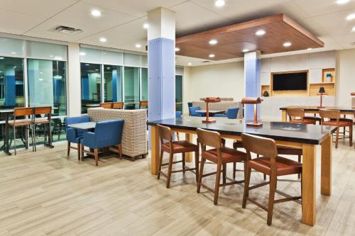 holiday inn express and suites cartersville by ihg