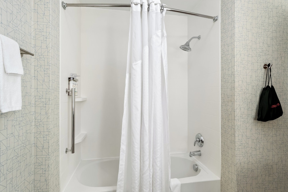 holiday inn express and suites detroit northwest livonia