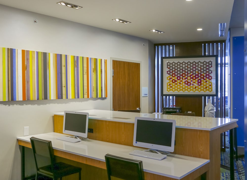 holiday inn express and suites detroit northwest livonia