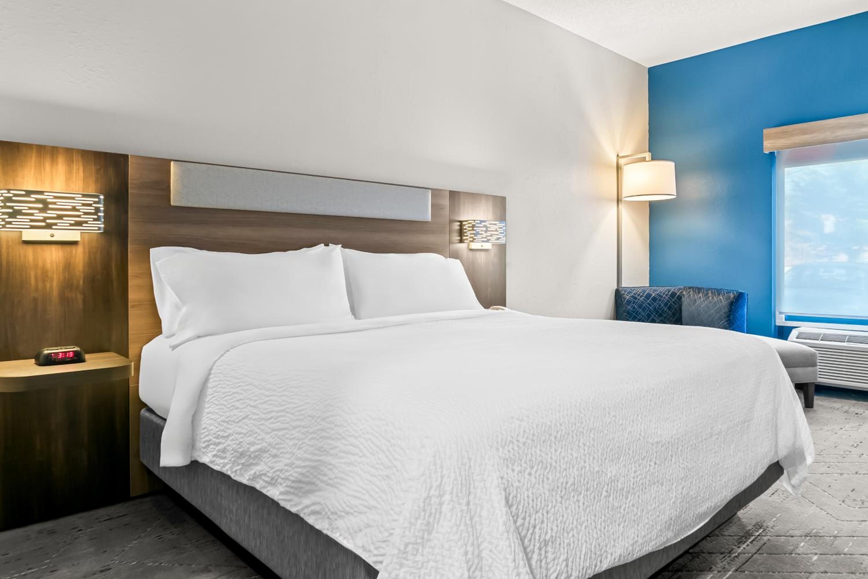 holiday inn express and suites detroit northwest livonia