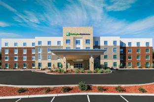 holiday inn express and suites oakhurst yosemite park area