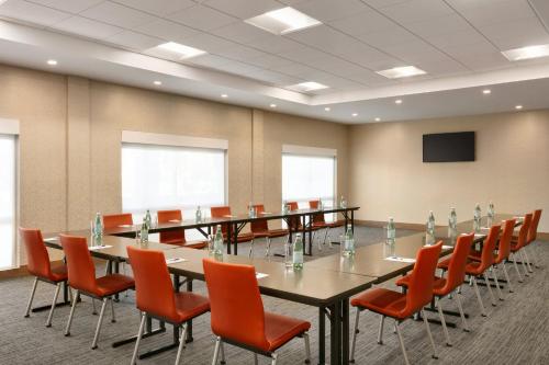 holiday inn express and suites salisbury by ihg