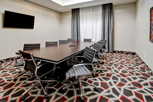 hampton inn and suites by hilton medicine hat